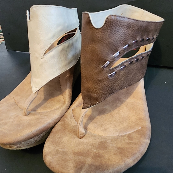 MODZORI REVERSIBLE BRIA Elegant Women's Tan and Cream Sandals - Picture 14 of 15